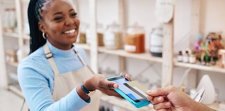 Paiement Carte Femme sourire 