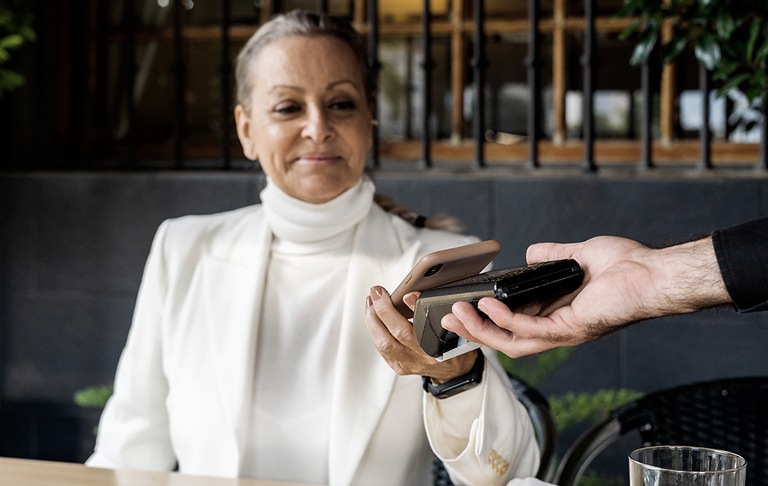 restaurant paiement terminal femme