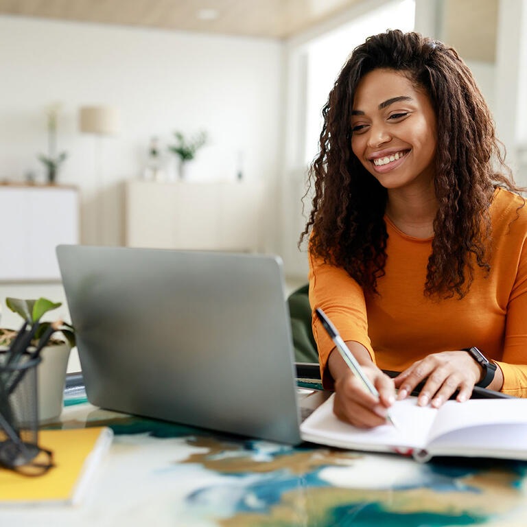 Portable Crayon Travail Femme sourire