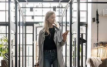 femme téléphone hall 360x227