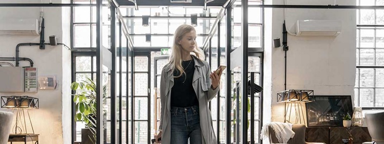 femme téléphone hall 1072x402