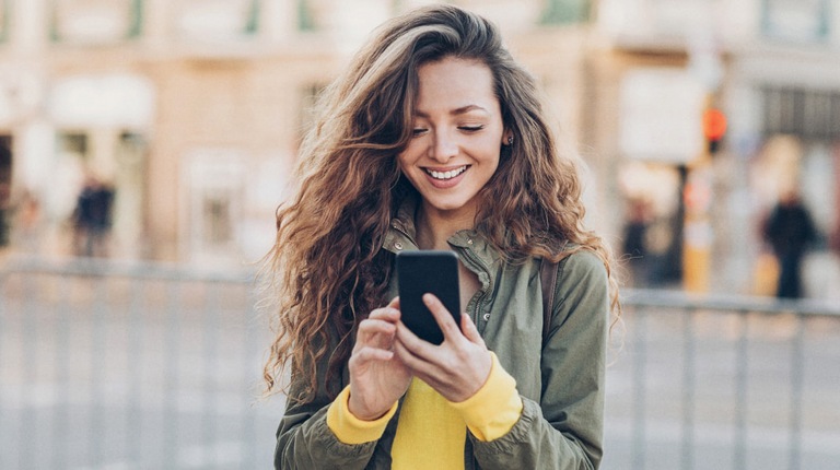 Femme Téléphone Rue pull jaune