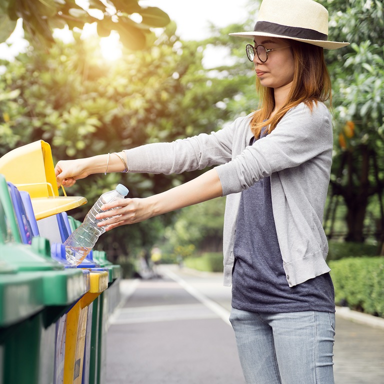 poubelle femme chapeau lunette bouteille