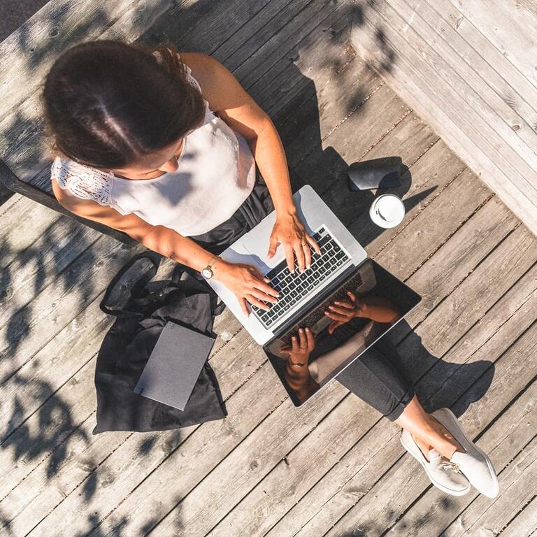 Femme ordinateur terrasse 