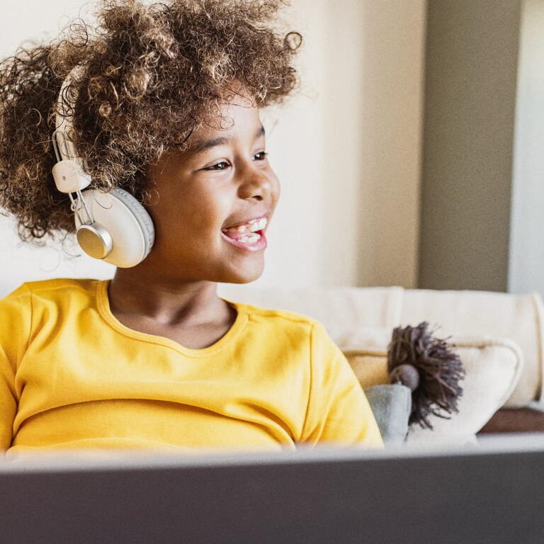 Enfant casque écouteur pull jaune