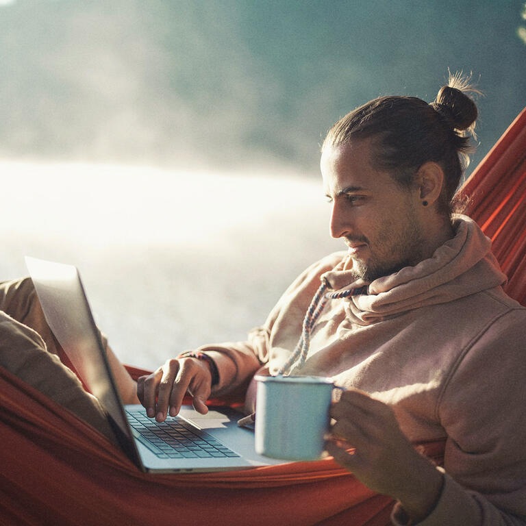 Homme ordinateur café hamac