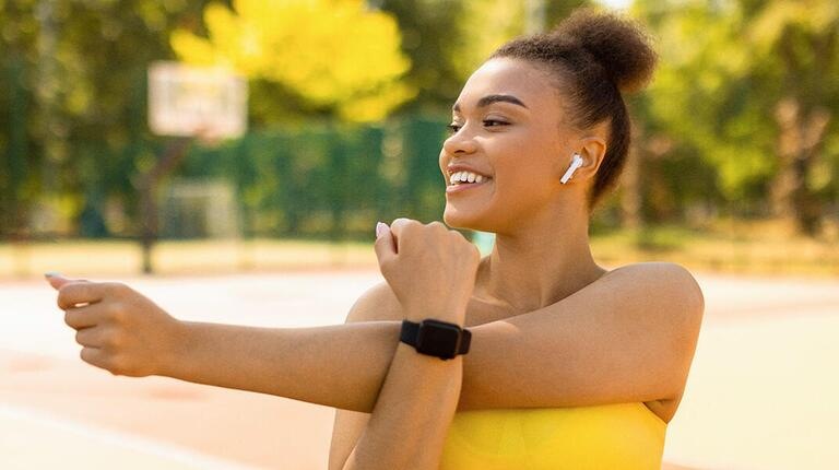 Fille avec Apple Watch