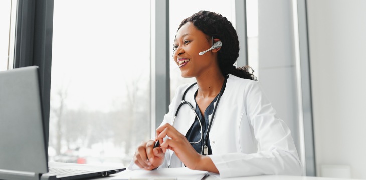 médecin femme sarrau stéthoscope portable