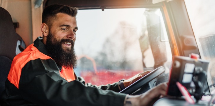 conducteur camion volant homme barbe