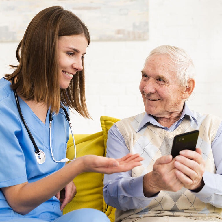 infirmière médecin homme âgé stéthoscope