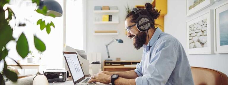 homme écouteur barbe lunette