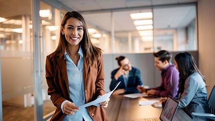 femme bureau salle de réunion