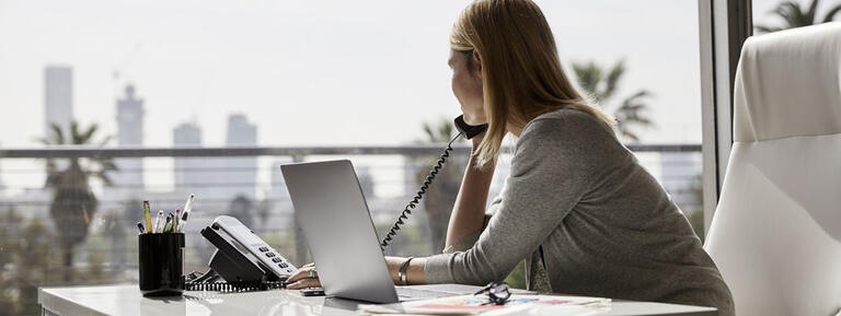 femme telephone bureau 
