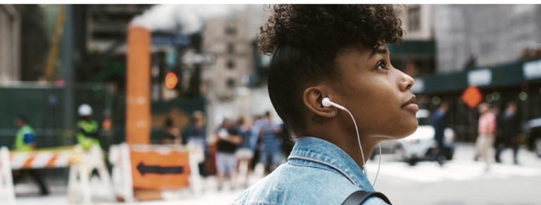 Femme noire écouteur 817x310