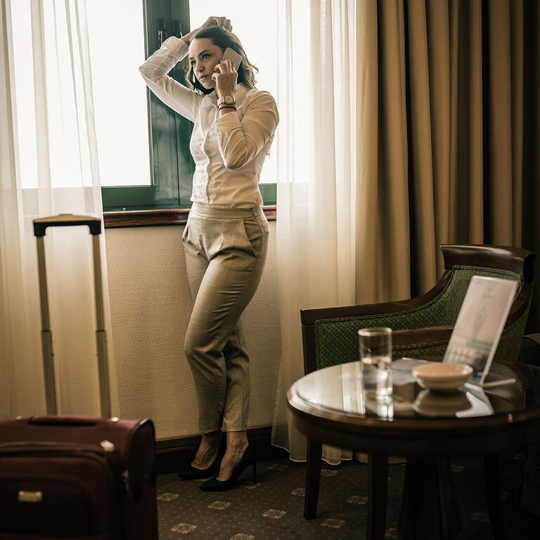 chambre hôtel femme valise