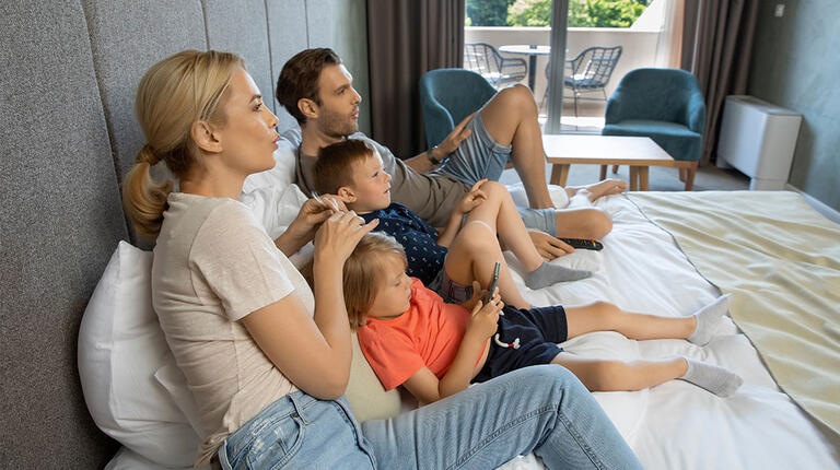 chambre hôtel lit télévision famille