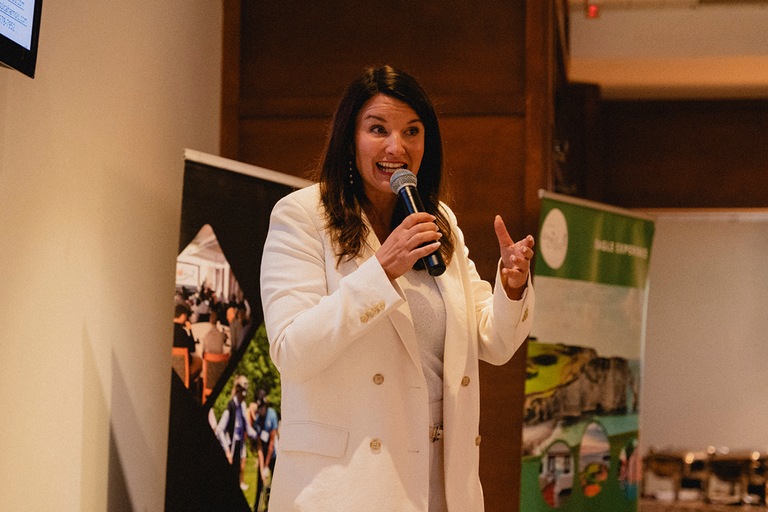 Jessica Harnois femme veste blanche micro