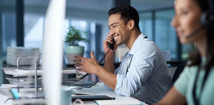 Homme Sourire Téléphone Affaires