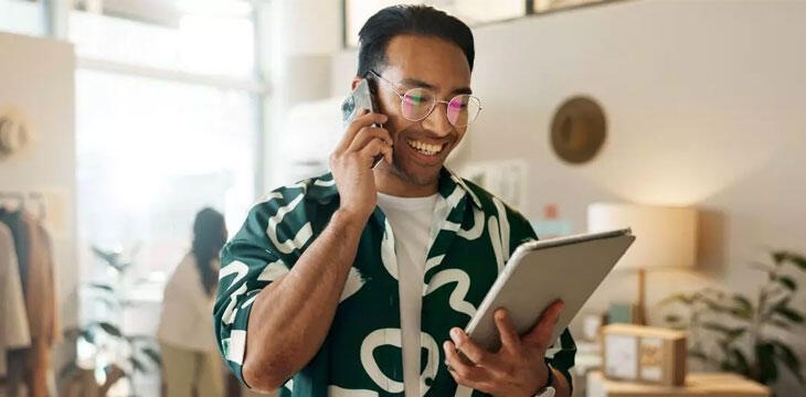 Mobilité Affaires Homme Lunette Sourire Cellulaire