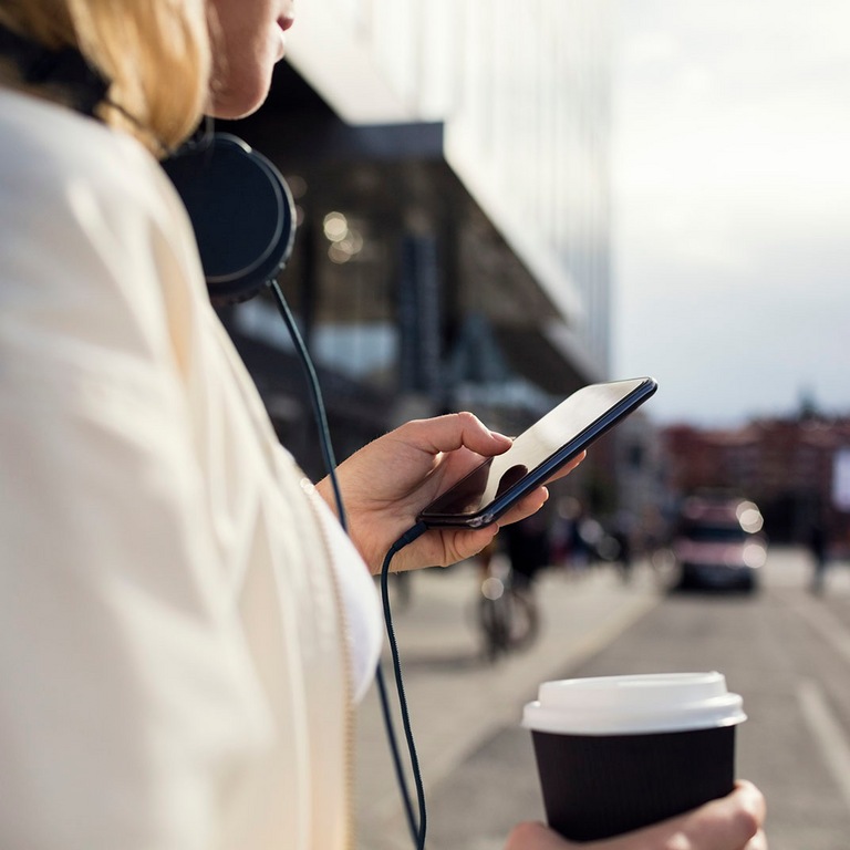 femme cellulaire café