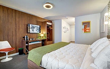 chambre hôtel lit télévision Place d'Youville 360x227