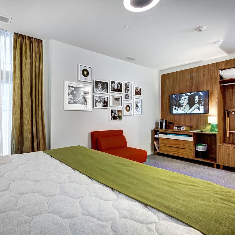 Chambre hotel lit rideau place d Youville