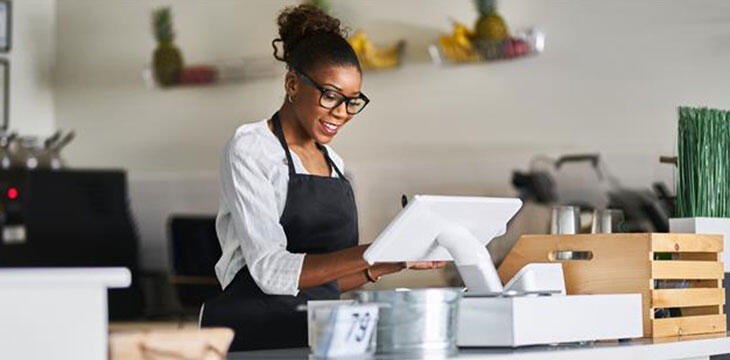 femme lunette caisse restaurant 