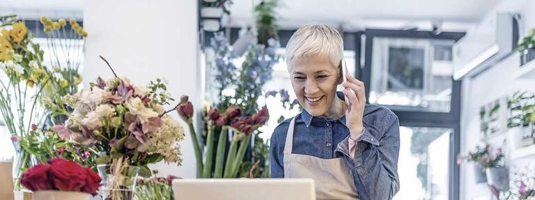 fleuriste femme téléphone fleurs