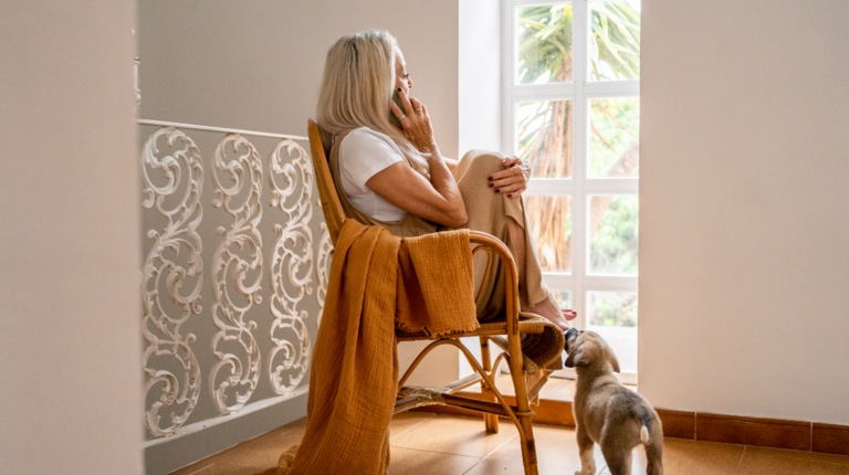 chaise femme couverture chien 1072x600