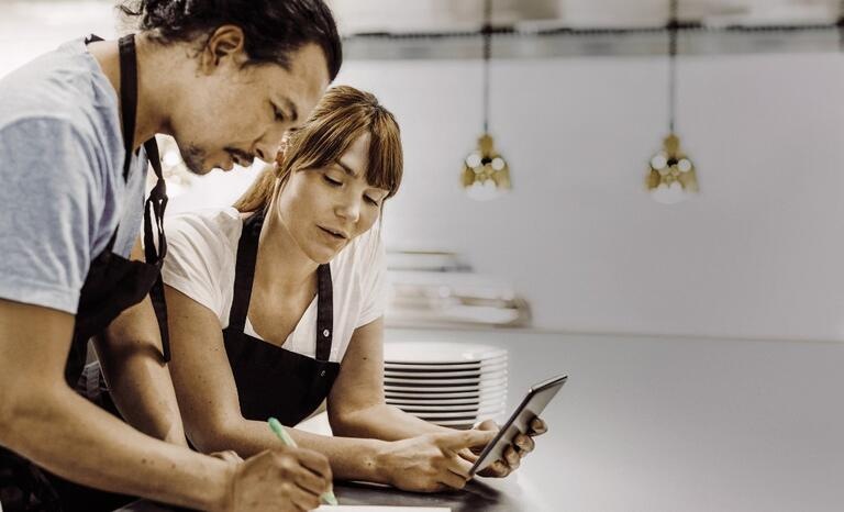 équipe tablier homme femme