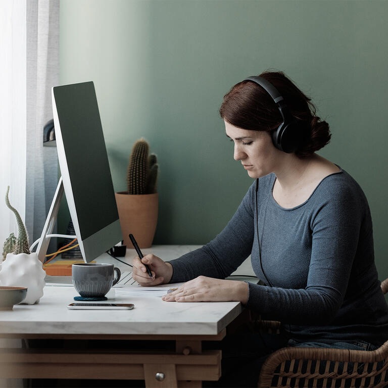bureau femme écouteur 