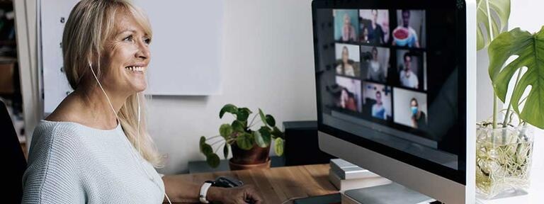 Télétravail hybride femme metting