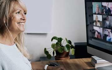 Télétravail hybride femme meeting