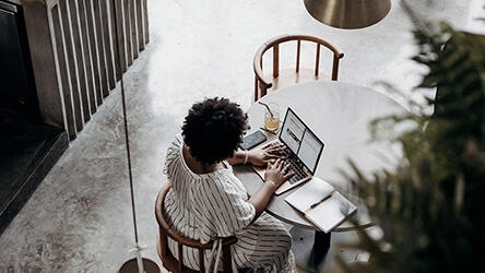 femme travail table chaise portable