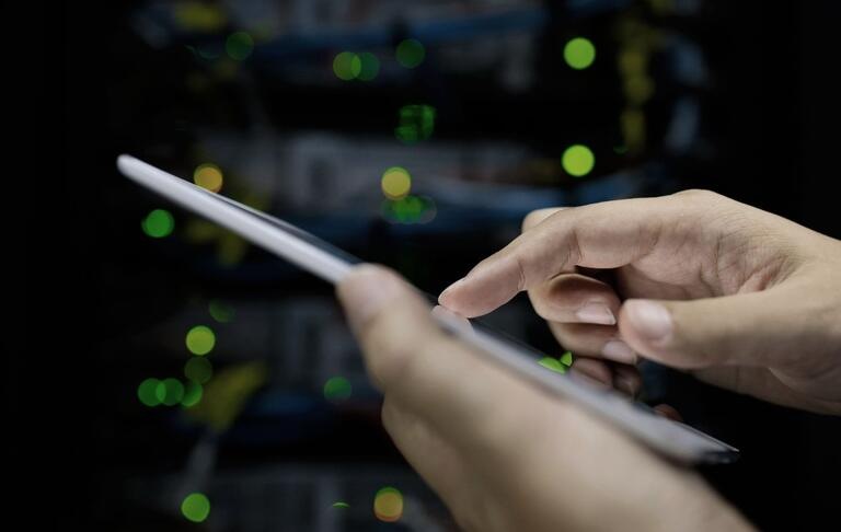 Mobile hand finger 1027x650