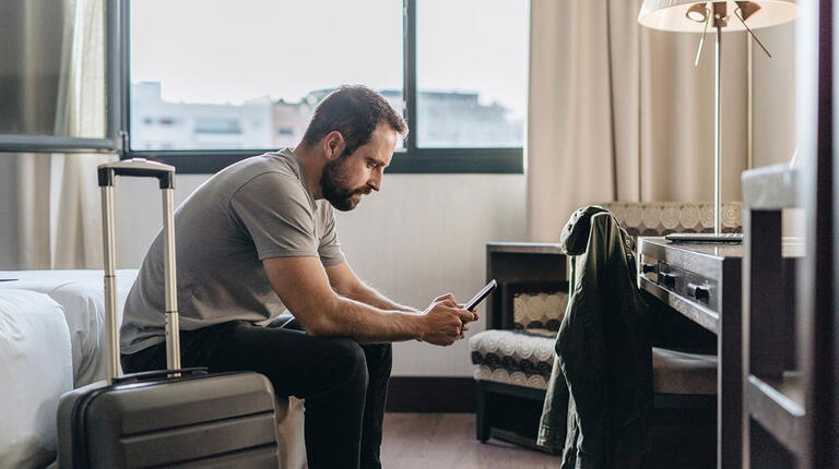 chambre hôtel valise wifi téléphone internet