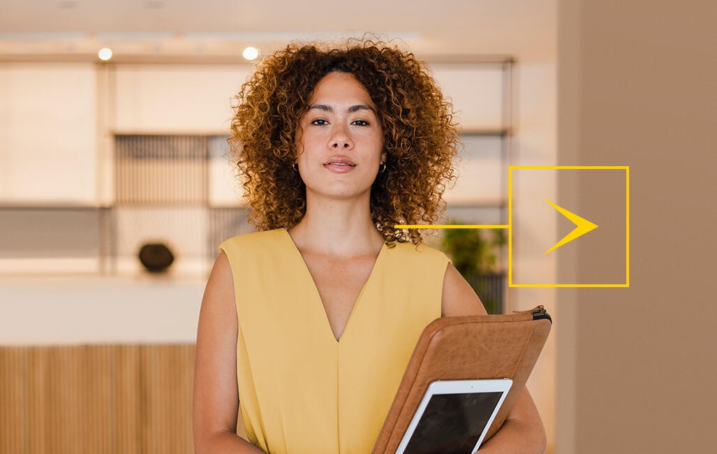 femme Affaires cheveux frisé jaune tablette dossier