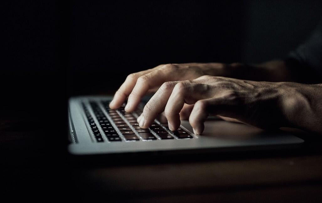 cybersécurité main clavier sombre 1027x650